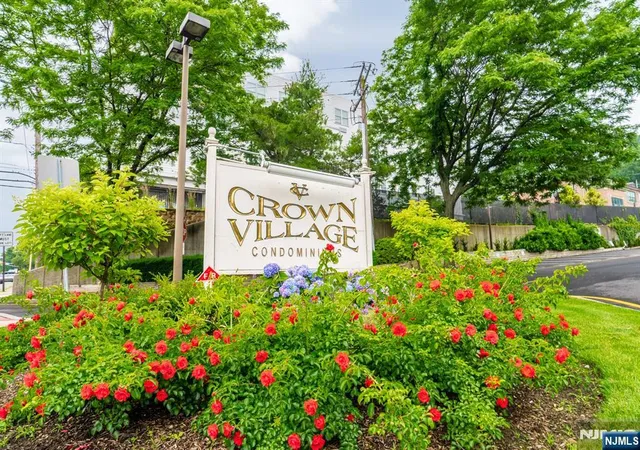 2nd image of 400 Crown Ct, Edgewater, NJ 07020