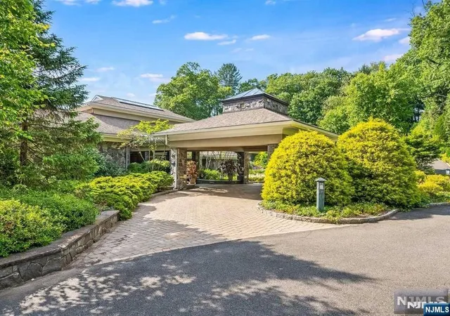 Photo 1 of Single family home for sale at 125 Chestnut Ridge Rd, Saddle River, NJ 07458 | MLS# 26029144 | Listing updated on 2026-08-04