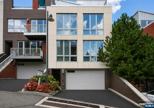 Photo 3 of Condo for sale at 6 Vela Wy, Edgewater, NJ 07020 | MLS# 26029168 | Listing updated on 2026-08-16