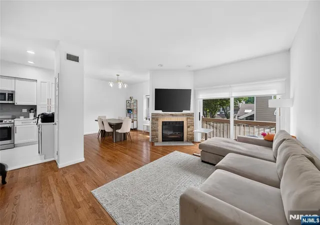 Photo 2 of Sale Pending at 516 Windsor Dr, Palisades Park, NJ 07650 | MLS# 26029326 | Listing updated on 2026-08-28