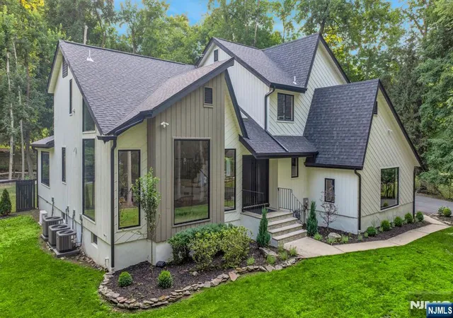 Photo 3 of Sale Pending at 160 Beacon St, Haworth, NJ 07641 | MLS# 26029381 | Listing updated on 2026-09-29