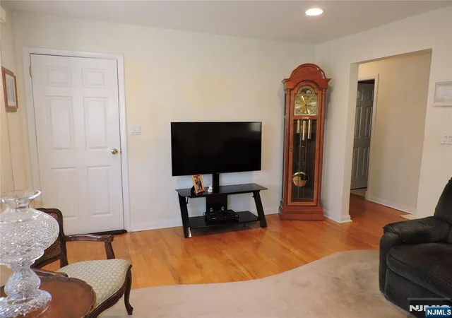 4th image of 15 Main Ave, Elmwood Park, NJ 07756