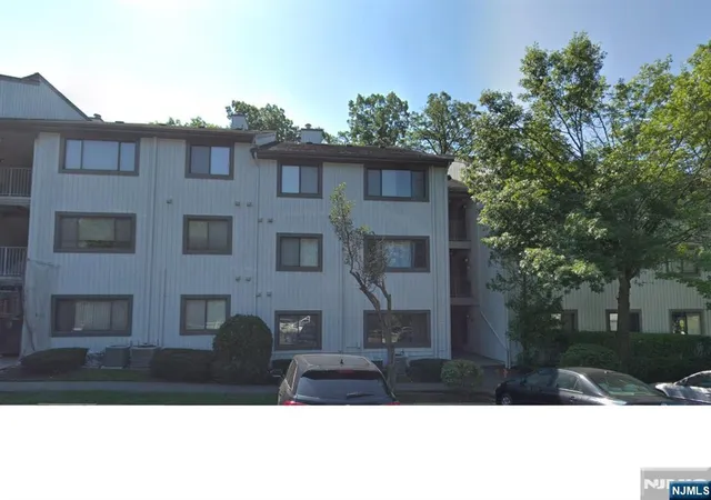 2nd image of 214 W Cypress Ct, Ramsey, NJ 07446