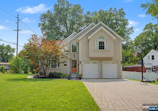 Photo 2 of Single family home for sale at 11 Hanover Pl, Glen Rock, NJ 07452 | MLS# 26029673 | Listing updated on 2026-09-16