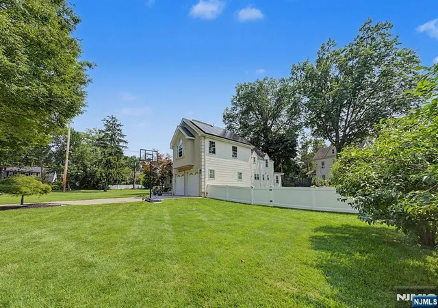 Photo 3 of Single family home for sale at 11 Hanover Pl, Glen Rock, NJ 07452 | MLS# 26029673 | Listing updated on 2026-09-16