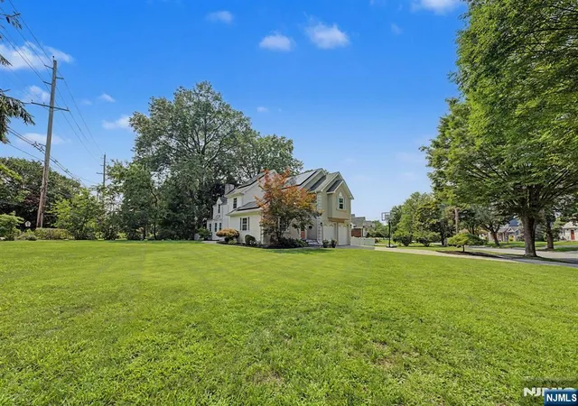 Photo 3 of Single family home for sale at 11 Hanover Pl, Glen Rock, NJ 07452 | MLS# 26029673 | Listing updated on 2026-09-16