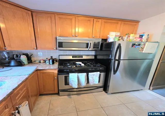 4th image of 2165d N Central Rd, Fort Lee, NJ 07024
