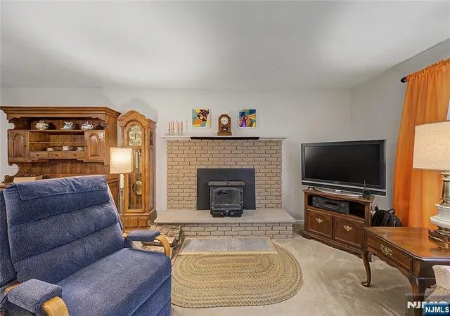 Photo 3 of House for sale at 5 Horizon Dr, Denville Township, NJ 07834 | MLS# 26029765 | Listing updated on 2026-10-08