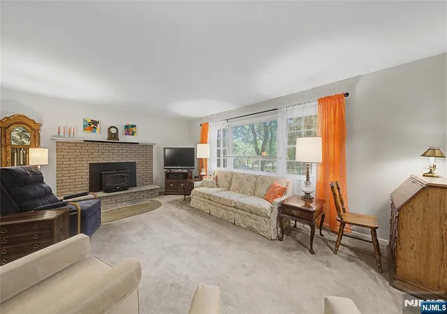 Photo 4 of House for sale at 5 Horizon Dr, Denville Township, NJ 07834 | MLS# 26029765 | Listing updated on 2026-10-08