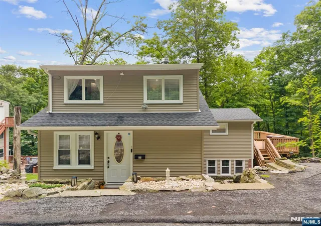 Photo 3 of Single family home for sale at 6 Hoover Rd, Jefferson Township, NJ 07438 | MLS# 26029793 | Listing updated on 2026-08-30