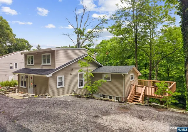 Photo 3 of Single family home for sale at 6 Hoover Rd, Jefferson Township, NJ 07438 | MLS# 26029793 | Listing updated on 2026-10-09