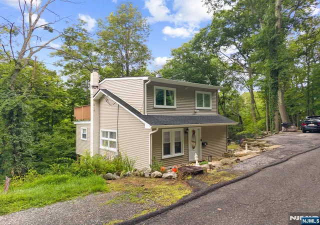 Photo 4 of Single family home for sale at 6 Hoover Rd, Jefferson Township, NJ 07438 | MLS# 26029793 | Listing updated on 2026-10-09