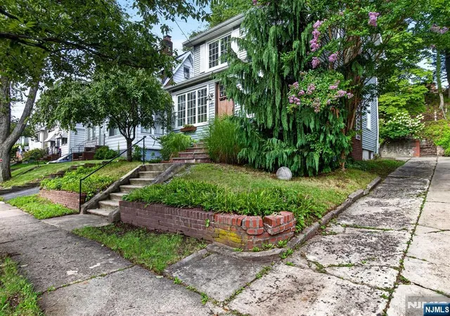Photo 3 of Single family home for sale at 772 Broad St, Bloomfield, NJ 07003 | MLS# 26029801 | Listing updated on 2026-08-13