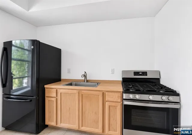 4th image of 133 Maple Ave, East Orange, NJ 07017