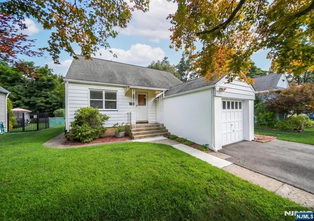Photo 3 of Sale Pending at 30 Pequannock Ave, Pompton Lakes, NJ 07442 | MLS# 26030117 | Listing updated on 2026-08-22