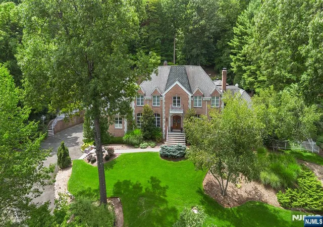2nd image of 27 Shinnecock Trl, Franklin Lakes, NJ 07417 | MLS# 26030142