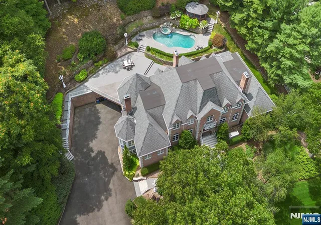 3rd image of 27 Shinnecock Trl, Franklin Lakes, NJ 07417 | MLS# 26030142