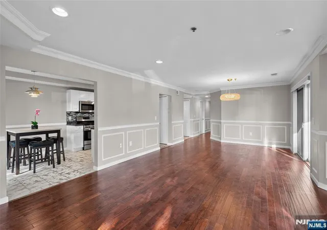 3rd image of 304 Smith Ct, Edgewater, NJ 07020