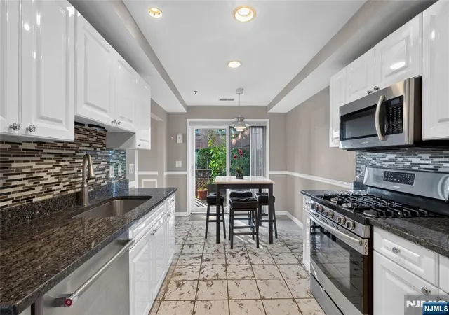 4th image of 304 Smith Ct, Edgewater, NJ 07020