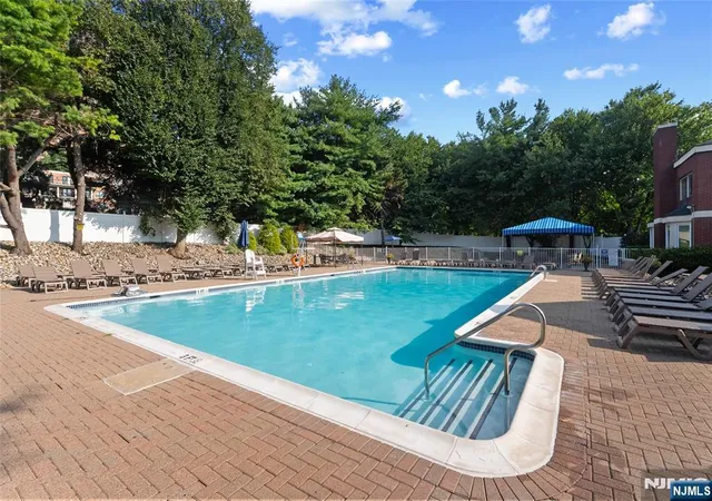 2nd image of 304 Smith Ct, Edgewater, NJ 07020