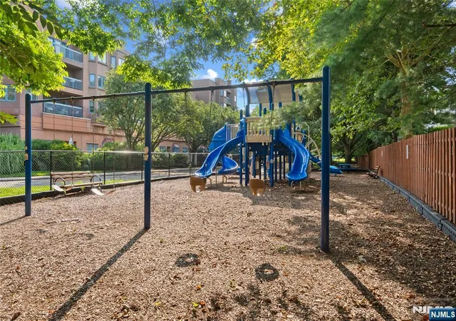 49th image of 304 Smith Ct #304, Edgewater, NJ 07020 | MLS# 26030149