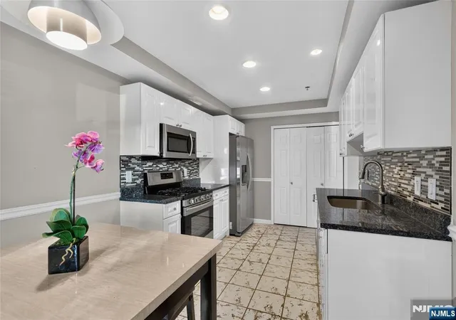 5th image of 304 Smith Ct, Edgewater, NJ 07020