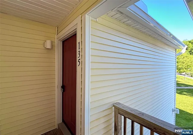 2nd image of 135 Falcon Ridge Wy, Hamburg, NJ 07419