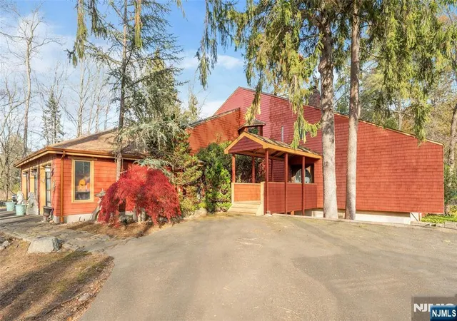 Photo 1 of Sale Pending at 262 W Saddle River Rd, Upper Saddle River, NJ 07458 | MLS# 26030320 | Listing updated on 2026-08-31