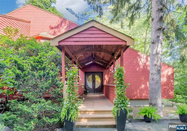 Photo 2 of Sale Pending at 262 W Saddle River Rd, Upper Saddle River, NJ 07458 | MLS# 26030320 | Listing updated on 2026-08-31