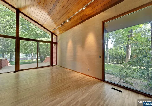 Photo 3 of Sale Pending at 262 W Saddle River Rd, Upper Saddle River, NJ 07458 | MLS# 26030320 | Listing updated on 2026-08-31