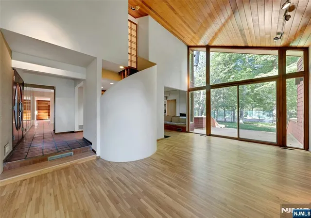 Photo 4 of Sale Pending at 262 W Saddle River Rd, Upper Saddle River, NJ 07458 | MLS# 26030320 | Listing updated on 2026-08-31