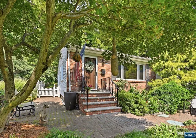 3rd image of 31 Truman Blvd, Oakland, NJ 07436 | MLS# 26030331