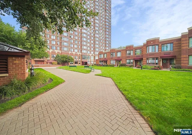 36th image of 100 Old Palisade Rd #3415, Fort Lee, NJ 07024 | MLS# 26030395