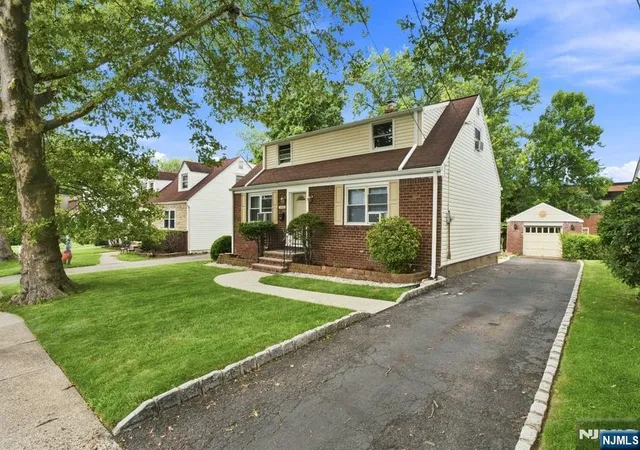 Photo 2 of Single family home for sale at 654 Howard St, Teaneck, NJ 07666 | MLS# 26030422 | Listing updated on 2026-09-16