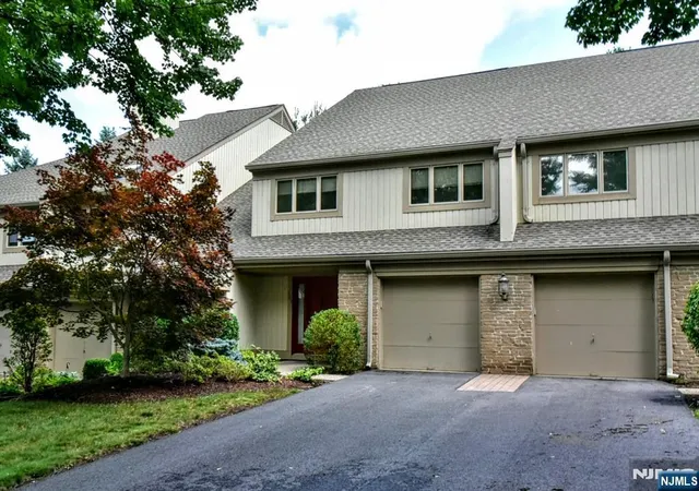 Photo 2 of Sale Pending at 281 E Vista View Dr, Mahwah, NJ 07430 | MLS# 26030487 | Listing updated on 2026-09-09