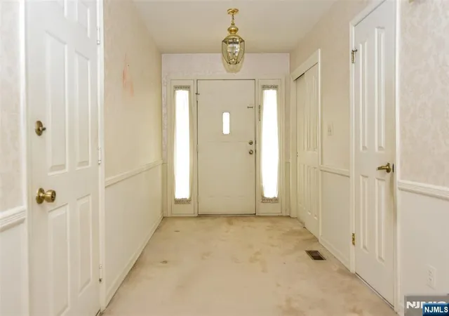 Photo 3 of Sale Pending at 281 E Vista View Dr, Mahwah, NJ 07430 | MLS# 26030487 | Listing updated on 2026-09-09