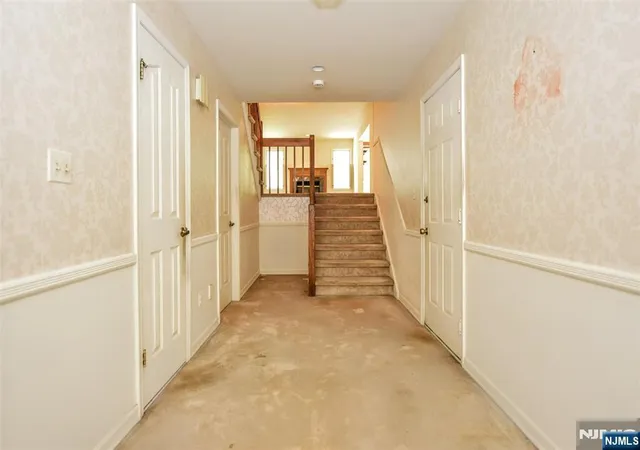 Photo 4 of Sale Pending at 281 E Vista View Dr, Mahwah, NJ 07430 | MLS# 26030487 | Listing updated on 2026-09-09