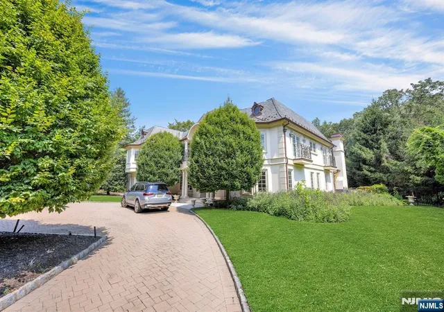 Photo 1 of Single family home for sale at 186 Hoover Dr, Cresskill, NJ 07626 | MLS# 26030561 | Listing updated on 2026-09-04