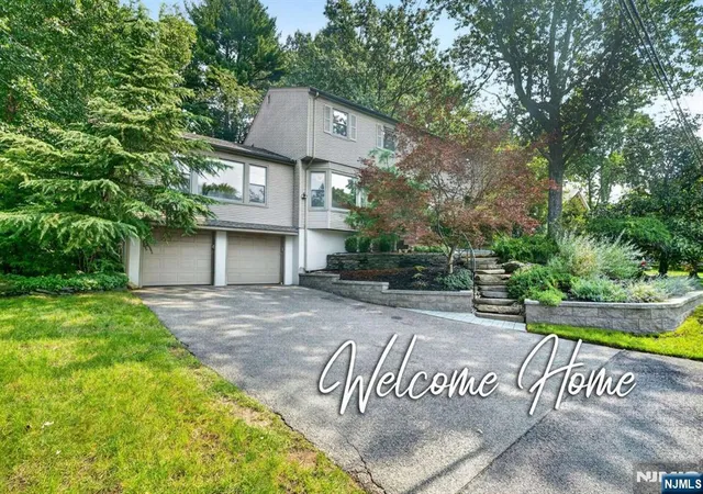 Photo 1 of Sale Pending at 10 Lancaster Ct, Cresskill, NJ 07626 | MLS# 26030689 | Listing updated on 2026-08-28
