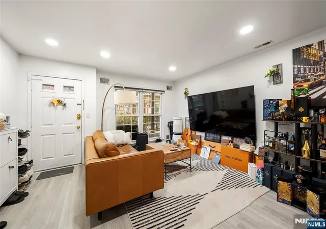 4th image of 1420 Westgate Dr, Fort Lee, NJ 07024