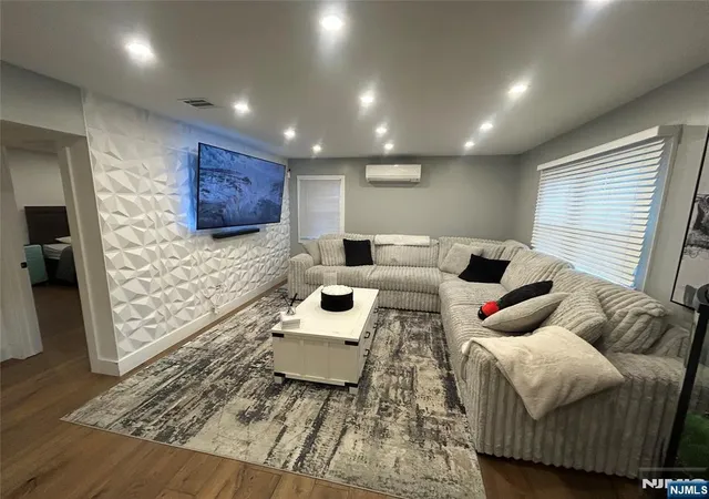 Photo 3 of Single family home for sale at 320 Lincoln Ave, Totowa, NJ 07512 | MLS# 26030753 | Listing updated on 2026-09-15