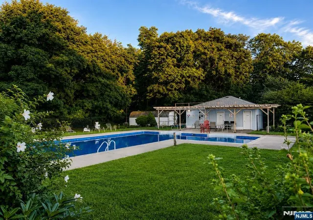 2nd image of 520 Newark Pompton Turnpike, Pequannock Township, NJ 07444