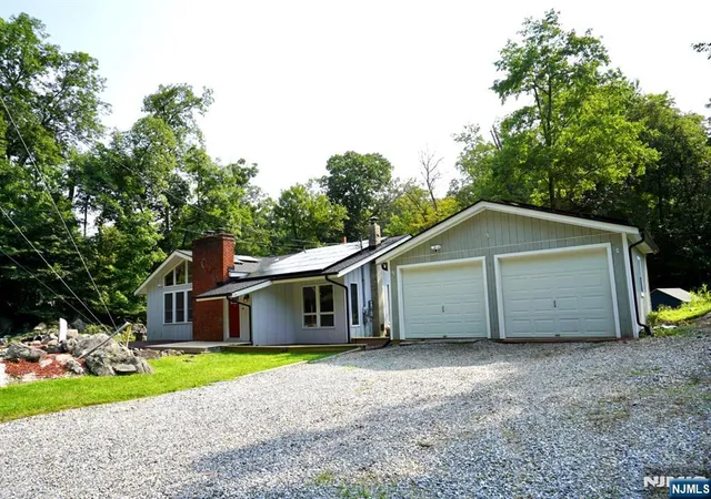 3rd image of 5 Woodlawn Dr, Andover Twsp, NJ 07821 | MLS# 26030810