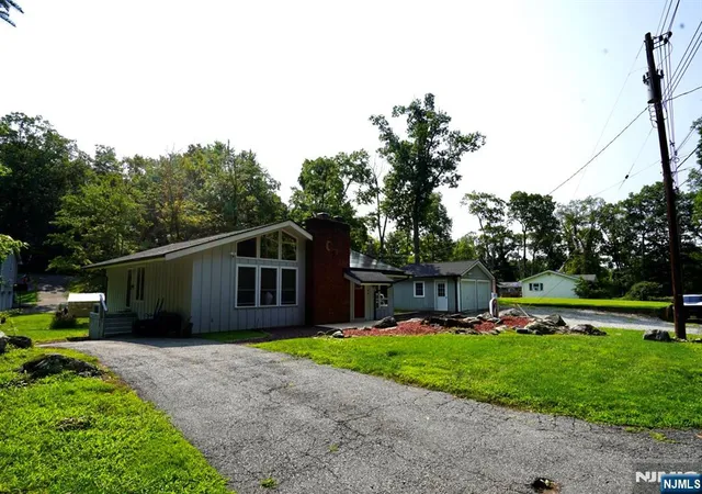 4th image of 5 Woodlawn Dr, Andover Twsp, NJ 07821 | MLS# 26030810