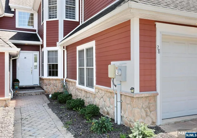3rd image of 28 Turnberry Ln, Hamburg, NJ 07419