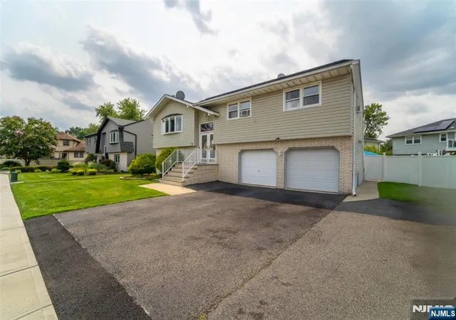 Photo 2 of Single family home for sale at 5 La Rosa Dr, Little Ferry, NJ 07643 | MLS# 26031092 | Listing updated on 2026-09-15