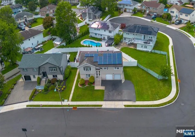 Photo 4 of Single family home for sale at 5 La Rosa Dr, Little Ferry, NJ 07643 | MLS# 26031092 | Listing updated on 2026-09-15