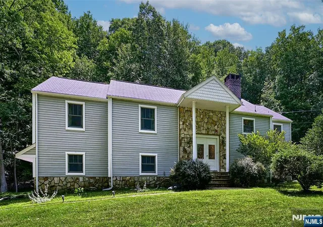 Photo 2 of Single family home for sale at 460 Laurel Ln, Kinnelon Borough, NJ 07405 | MLS# 26031095 | Listing updated on 2026-08-17