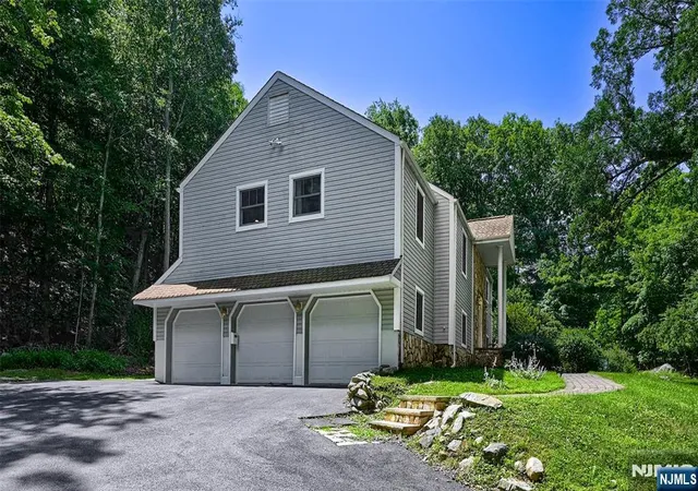 Photo 3 of Single family home for sale at 460 Laurel Ln, Kinnelon Borough, NJ 07405 | MLS# 26031095 | Listing updated on 2026-08-17