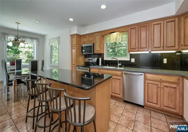 Photo 3 of Single family home for sale at 460 Laurel Ln, Kinnelon Borough, NJ 07405 | MLS# 26031095 | Listing updated on 2026-08-17